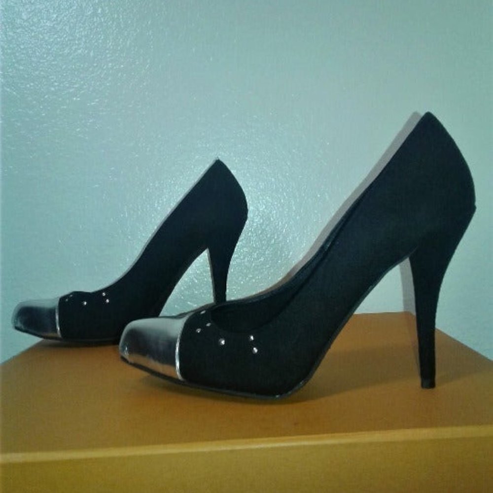 NWT Chinese Laundry Black and Silver Heels  BRAND : Size: 7.5